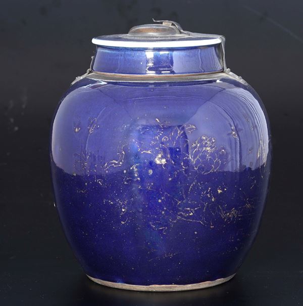 Potiche in porcellana blu con tracce di decori in oro. XX secolo
