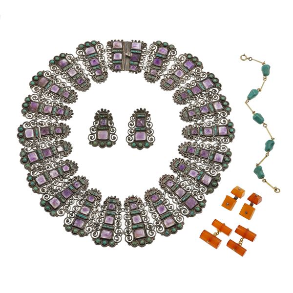 Lotto composto da una demi-parure con paste vitree e piccoli turchesi, due paia di bottoni da polso con corniola ed un bracciale con turchesi