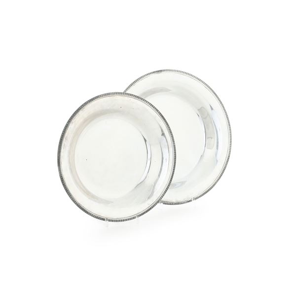 Due piatti fondi. Argenteria italiana del XX secolo