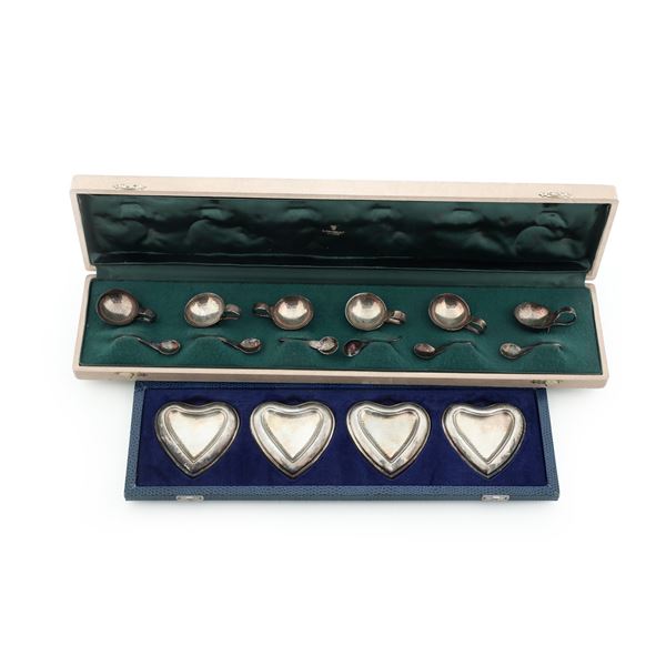 Sei salierine con cucchiaini e altre 4 a forma di cuore. Argenteria italiana del XX secolo