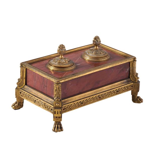 Calamaio in bronzo dorato e marmo rosso. XIX-XX secolo