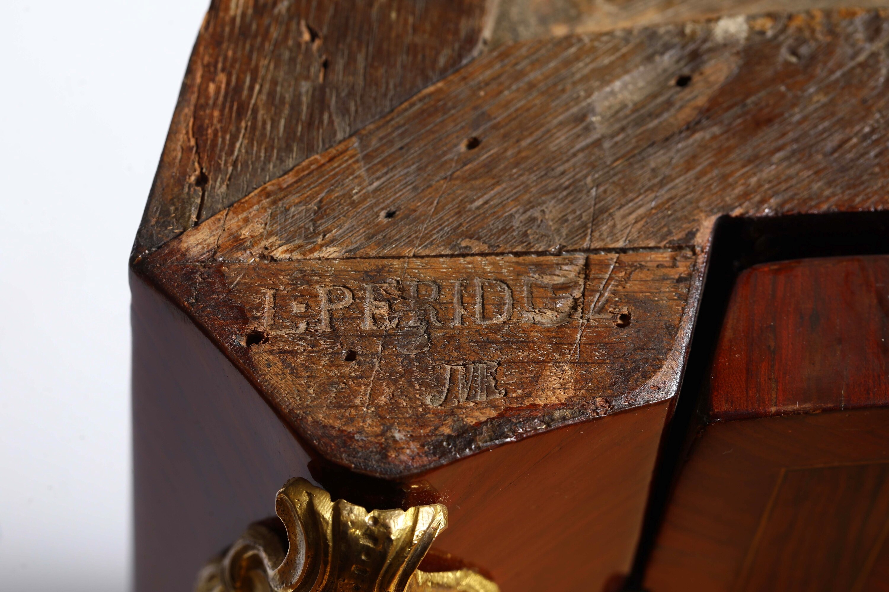 Louis Péridiez detto il giovane, Coppia di angoliere intarsiate, bronzi dorati e piano in marmo