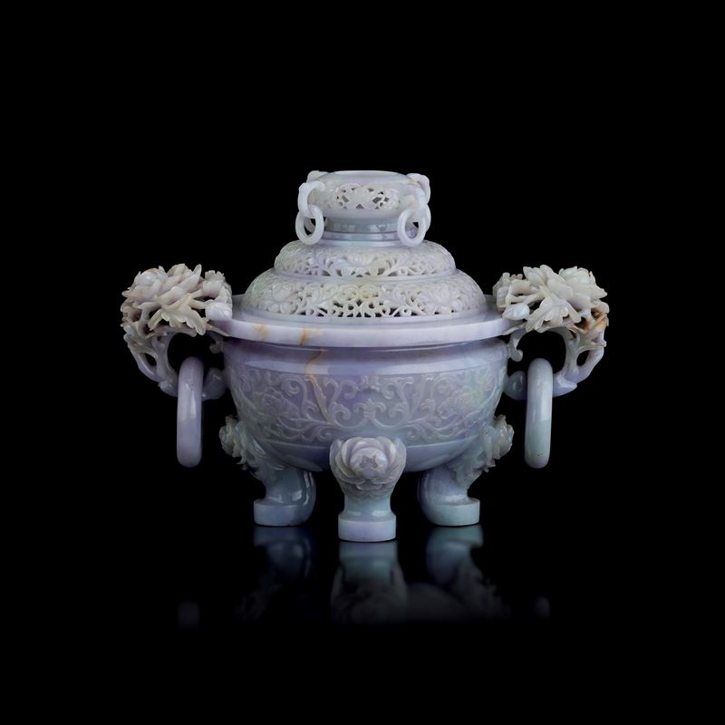Three-legged biansato tripod vase with lid carved in lavender-toned jadeite, incised with vegetal motifs, China, early 20th century  - Auction Fine Asian Works of Art - Cambi Casa d'Aste