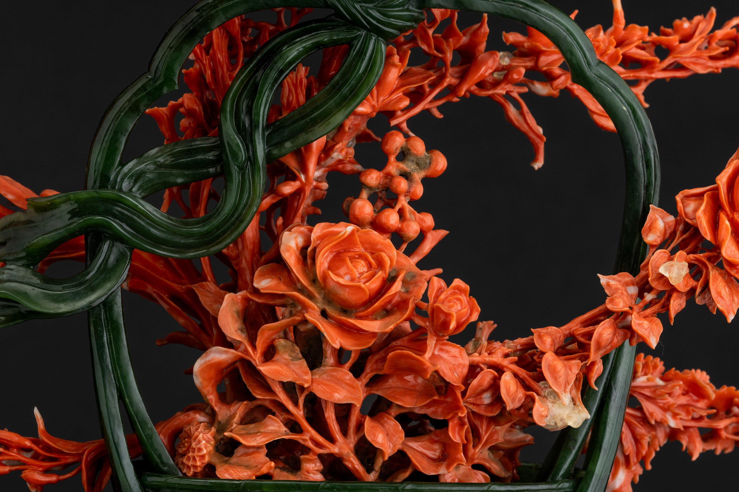 Cina (Dinastia Qing, XIX secolo), Composizione scultorea con ramo di rose in corallo rosso e giad...