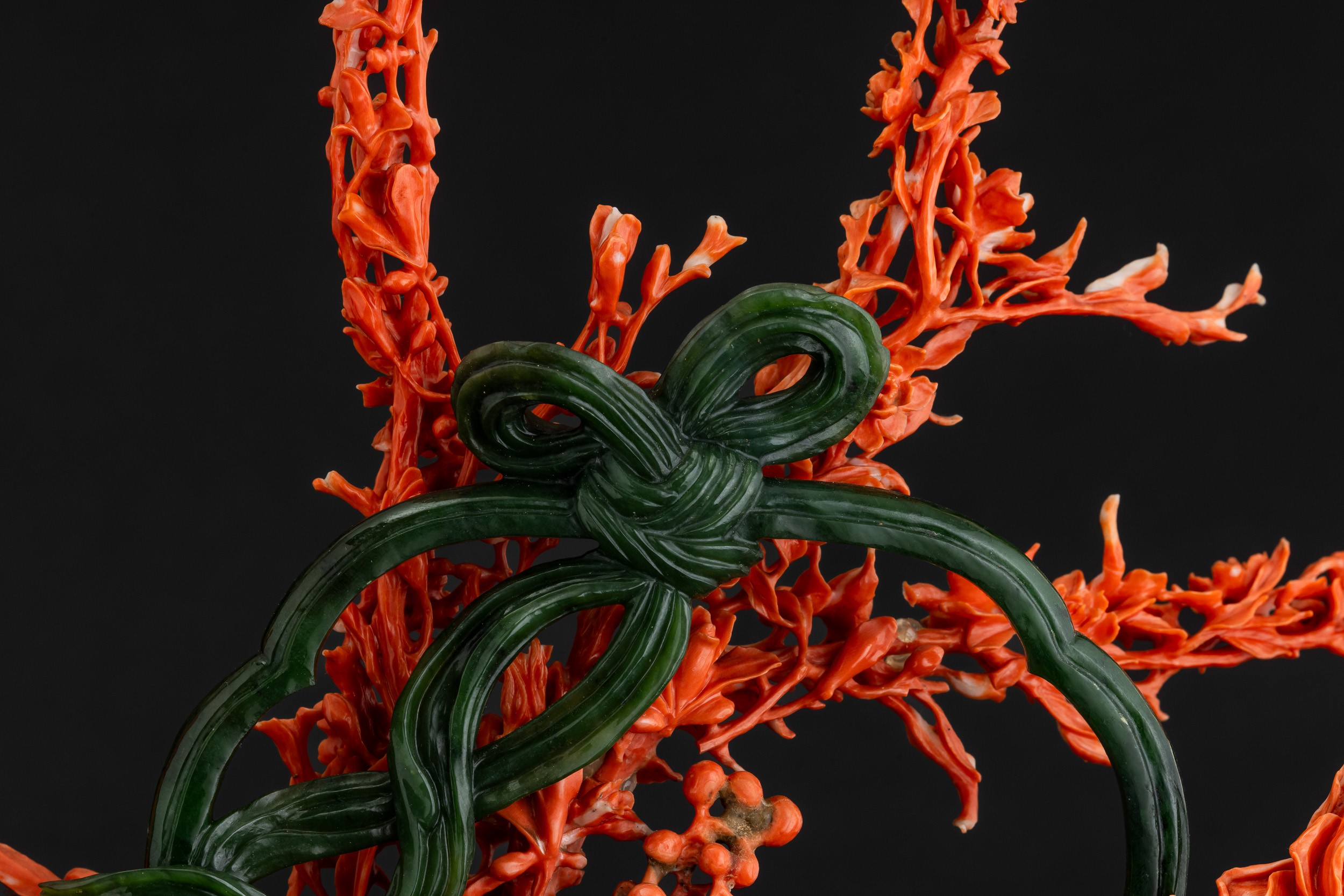 Cina (Dinastia Qing, XIX secolo), Composizione scultorea con ramo di rose in corallo rosso e giad...