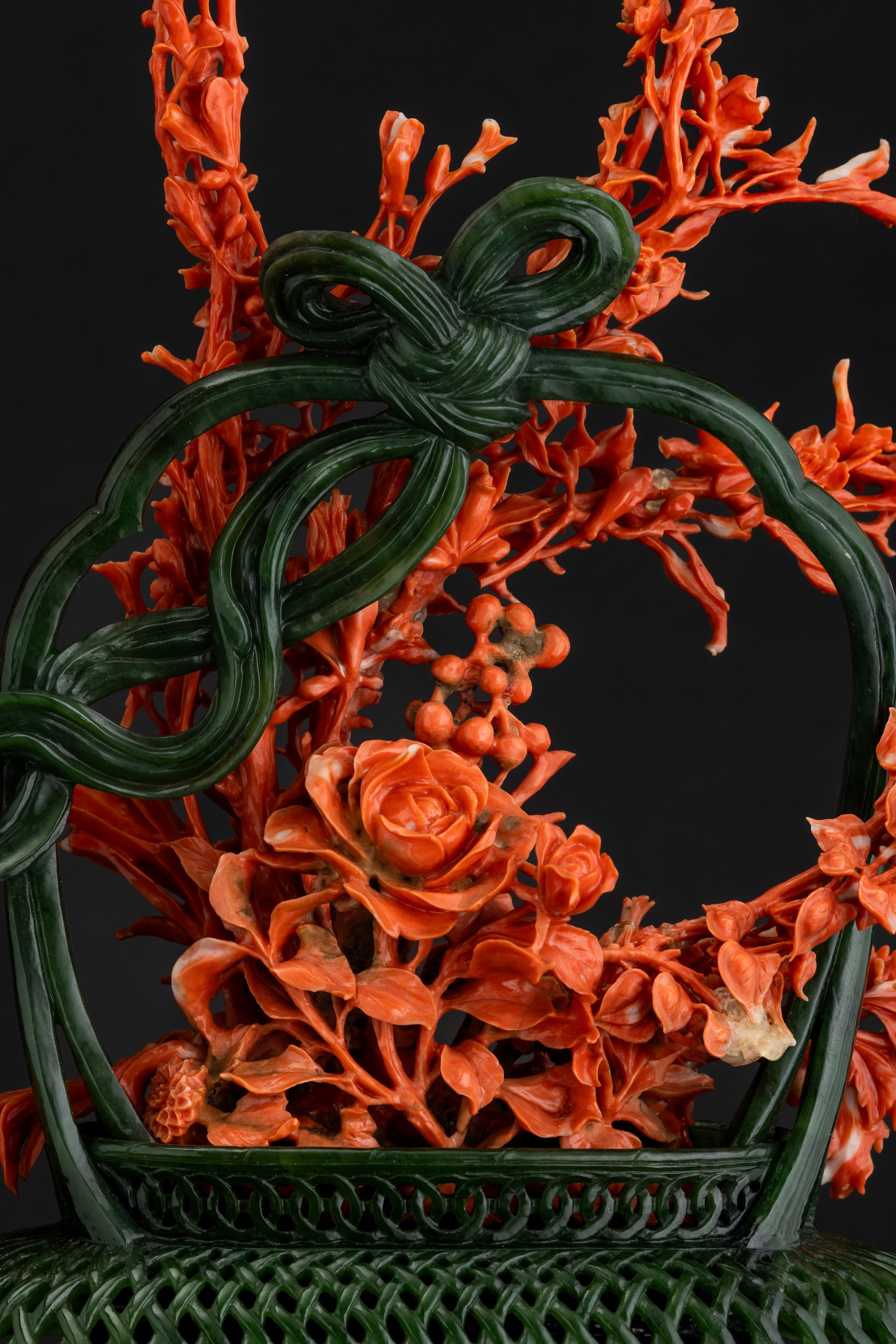 Cina (Dinastia Qing, XIX secolo), Composizione scultorea con ramo di rose in corallo rosso e giad...
