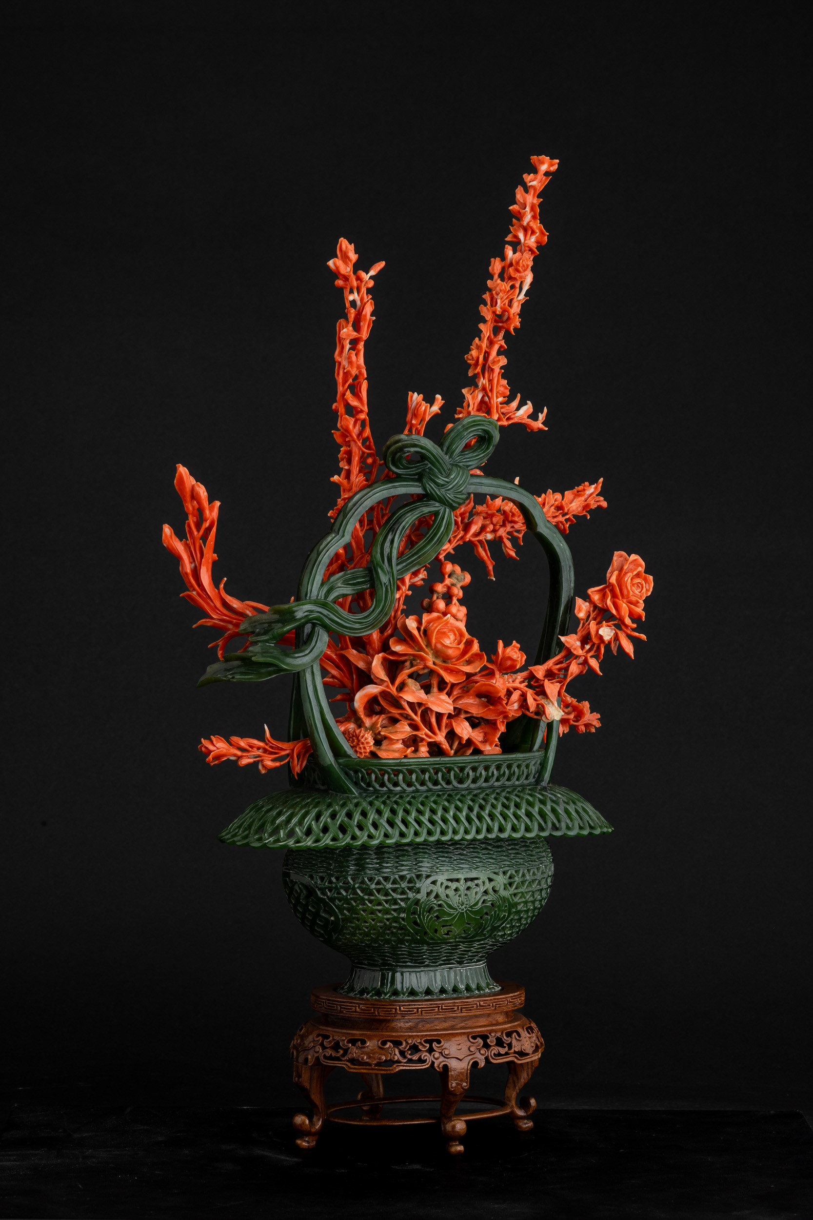 Cina (Dinastia Qing, XIX secolo), Composizione scultorea con ramo di rose in corallo rosso e giad...