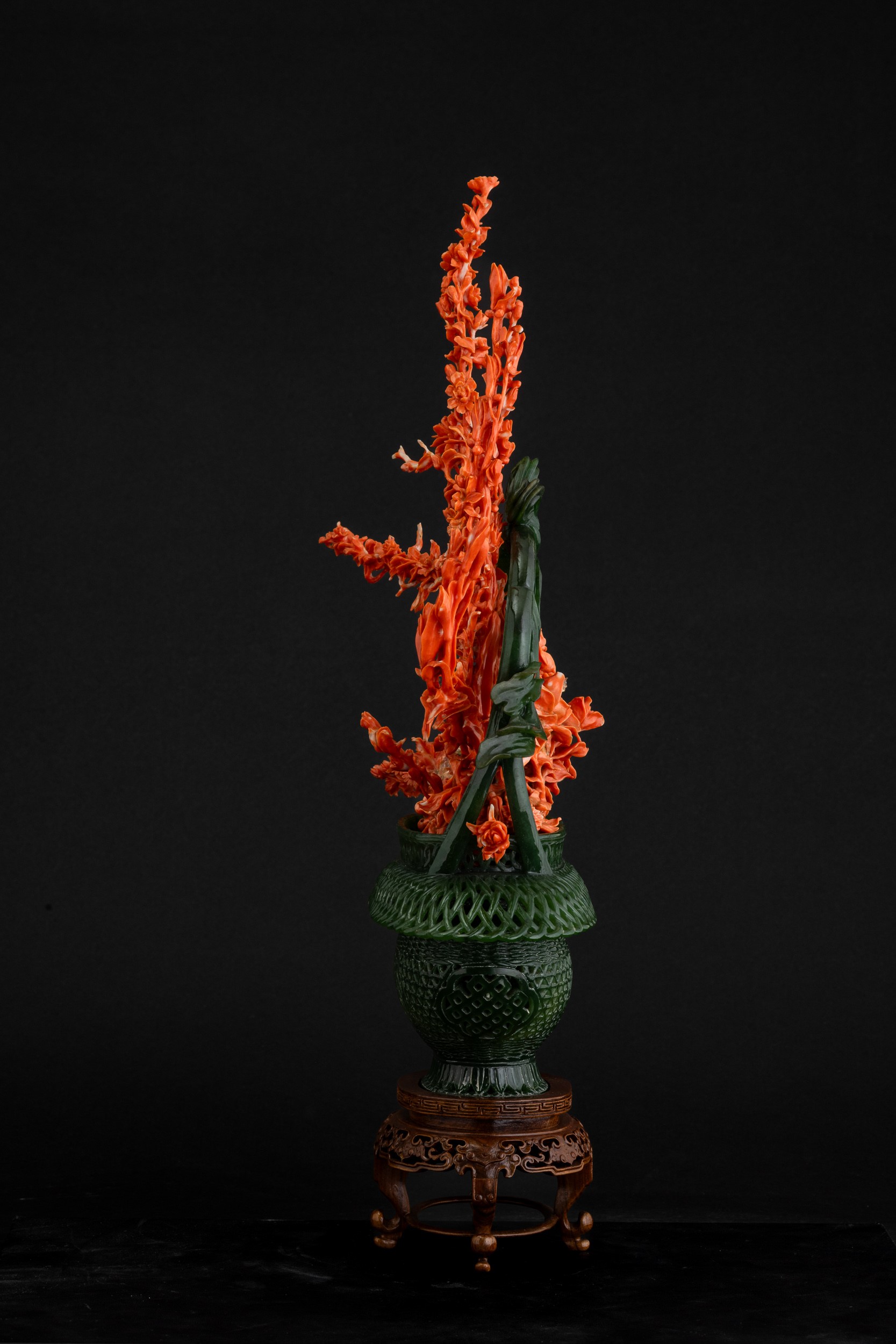 Cina (Dinastia Qing, XIX secolo), Composizione scultorea con ramo di rose in corallo rosso e giad...