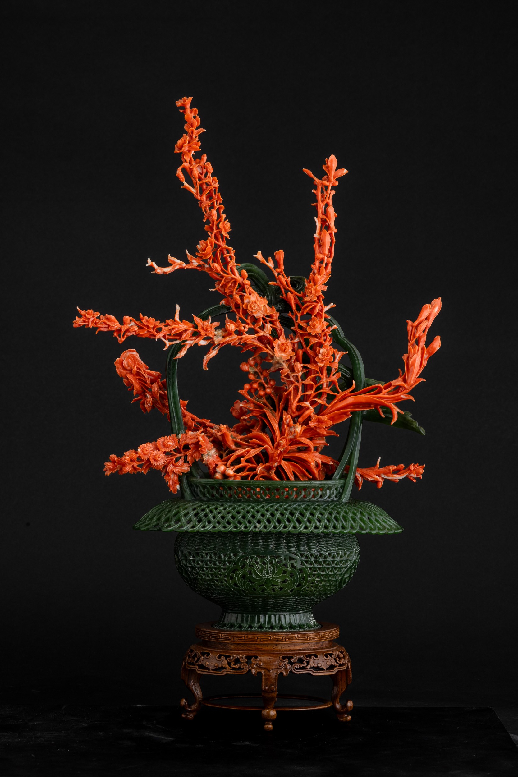 Cina (Dinastia Qing, XIX secolo), Composizione scultorea con ramo di rose in corallo rosso e giad...