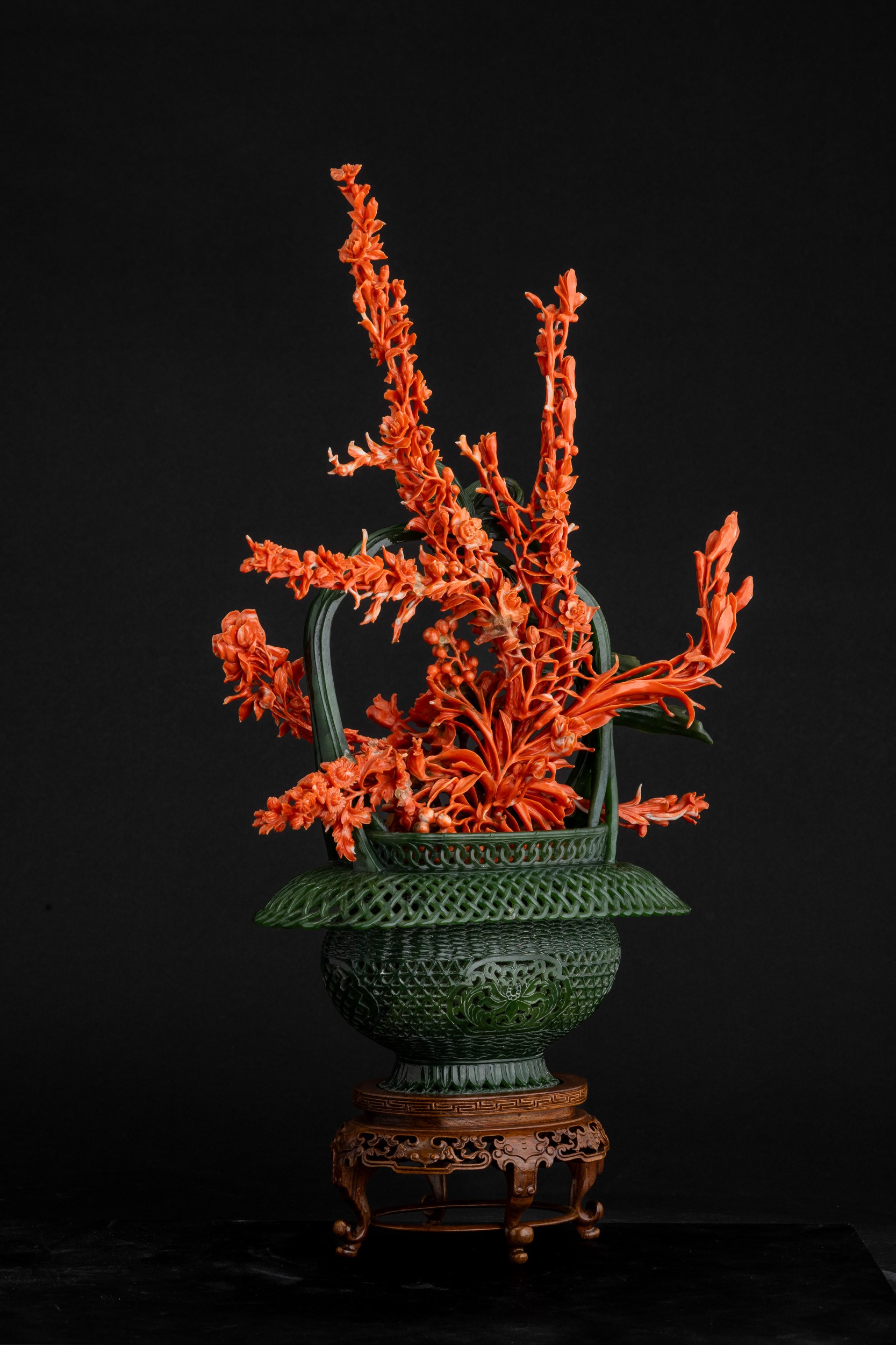 Cina (Dinastia Qing, XIX secolo), Composizione scultorea con ramo di rose in corallo rosso e giad...