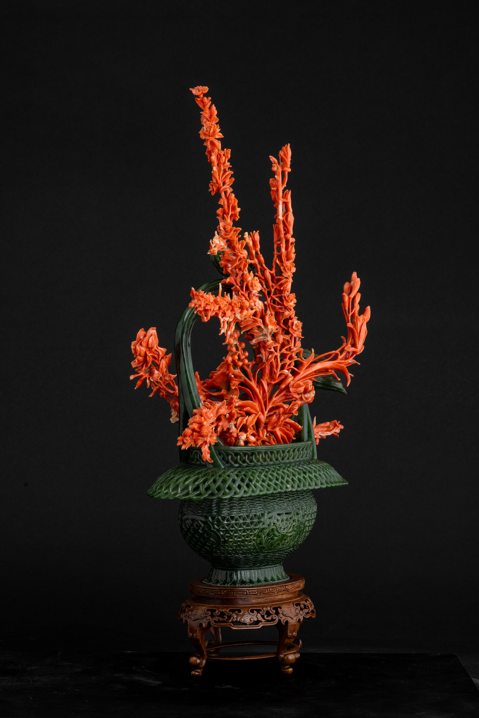 Cina (Dinastia Qing, XIX secolo), Composizione scultorea con ramo di rose in corallo rosso e giad...