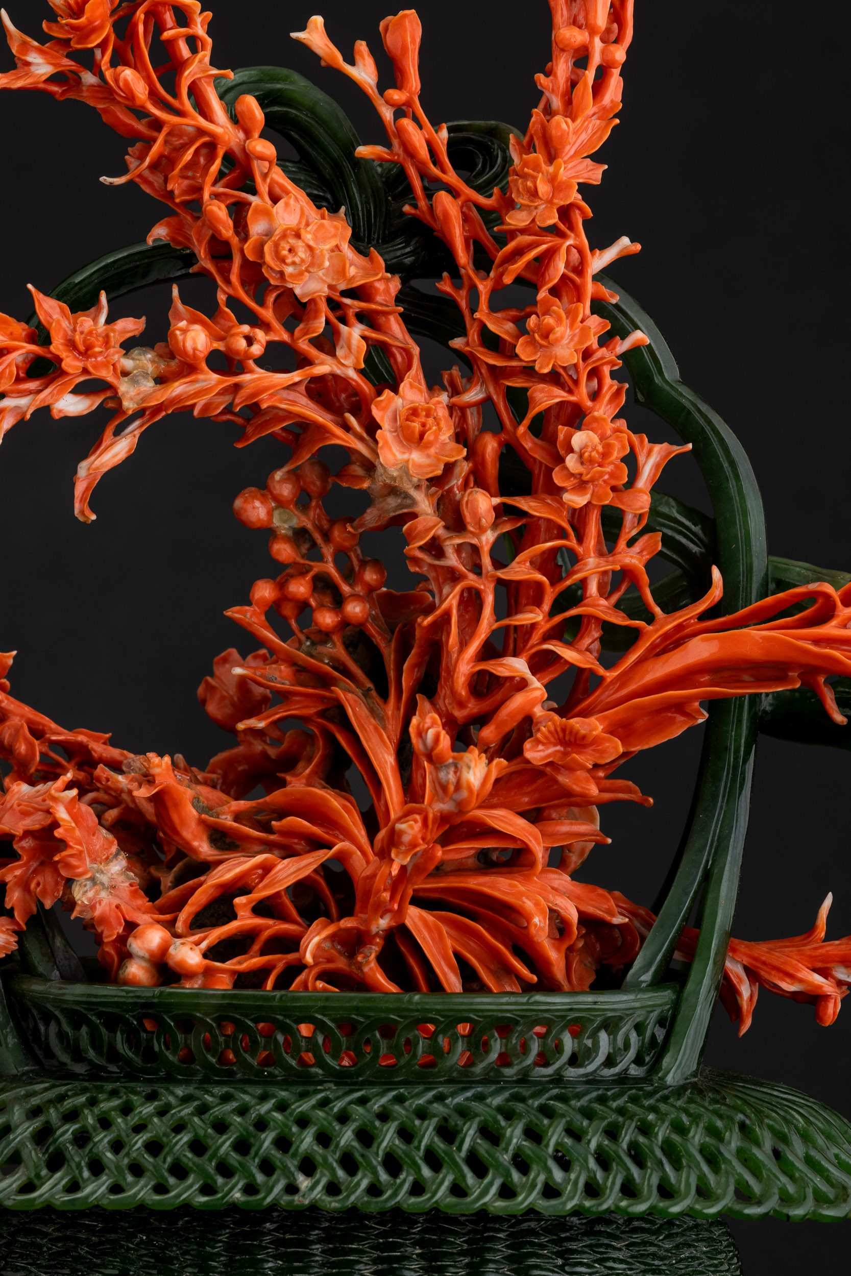 Cina (Dinastia Qing, XIX secolo), Composizione scultorea con ramo di rose in corallo rosso e giad...