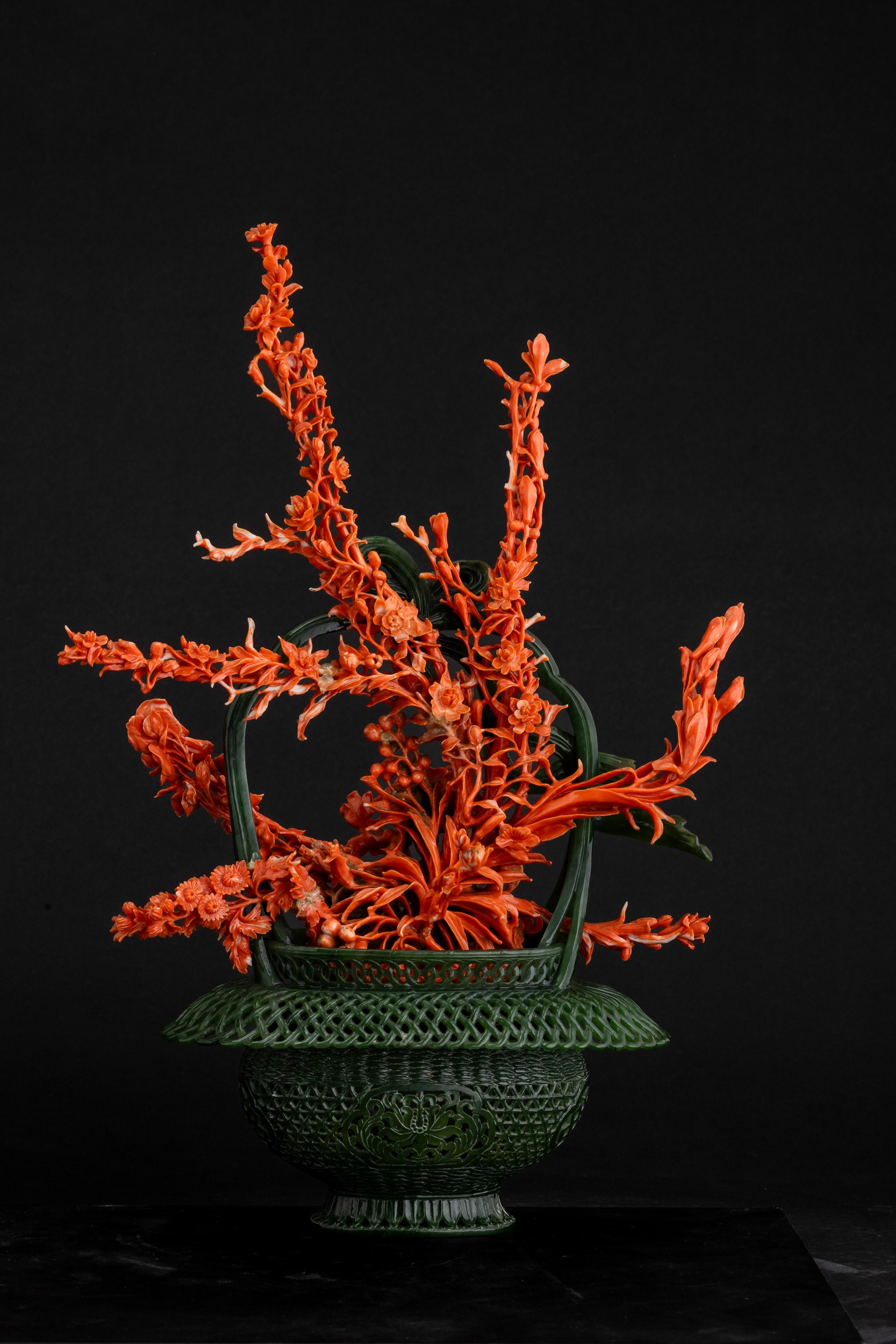 Cina (Dinastia Qing, XIX secolo), Composizione scultorea con ramo di rose in corallo rosso e giad...