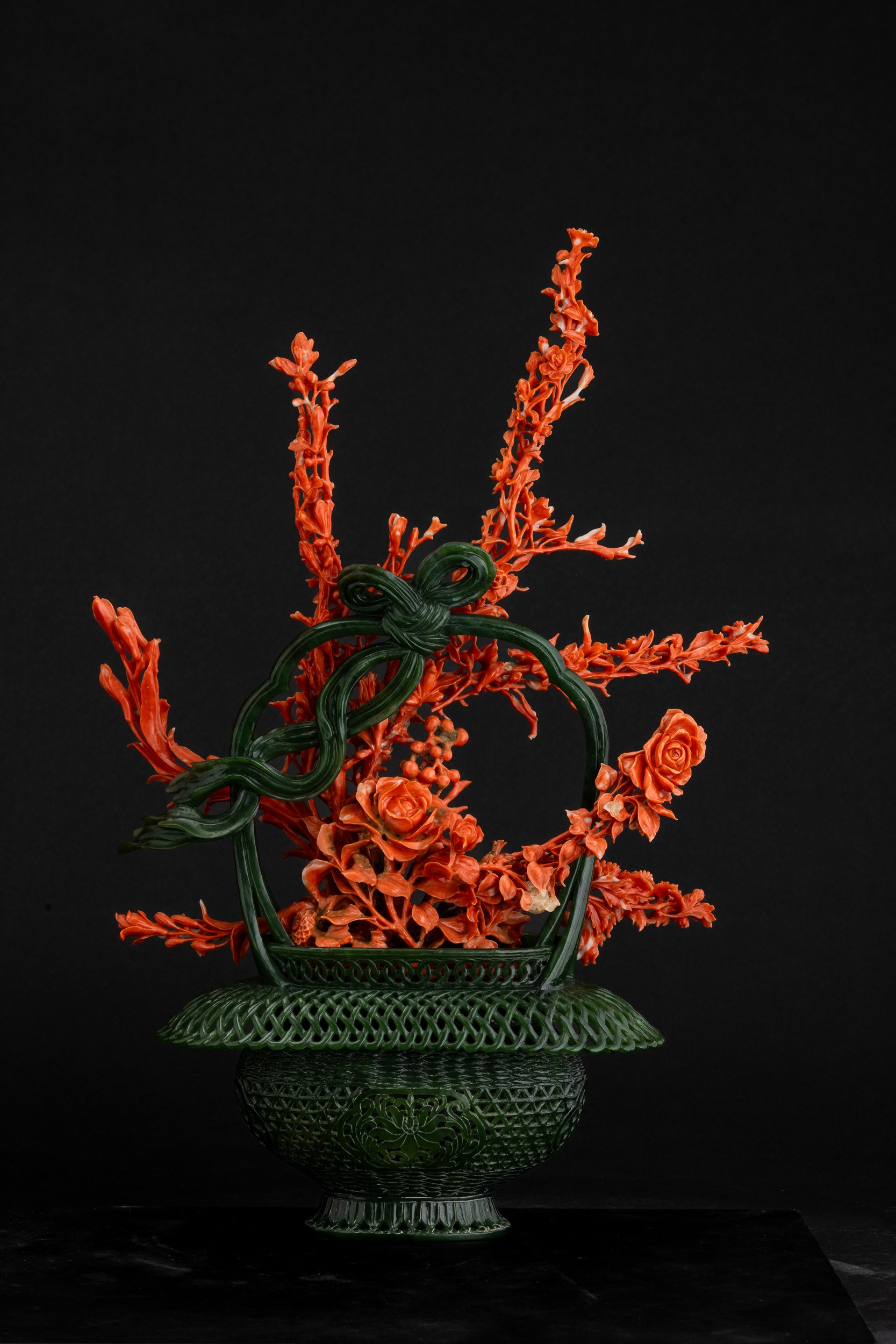 Cina (Dinastia Qing, XIX secolo), Composizione scultorea con ramo di rose in corallo rosso e giad...