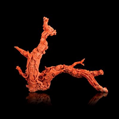 Grande Gruppo Scolpito in Corallo Raffigurante Guanyin con Ruyi e Fanciulla Musicante, Decoro con...