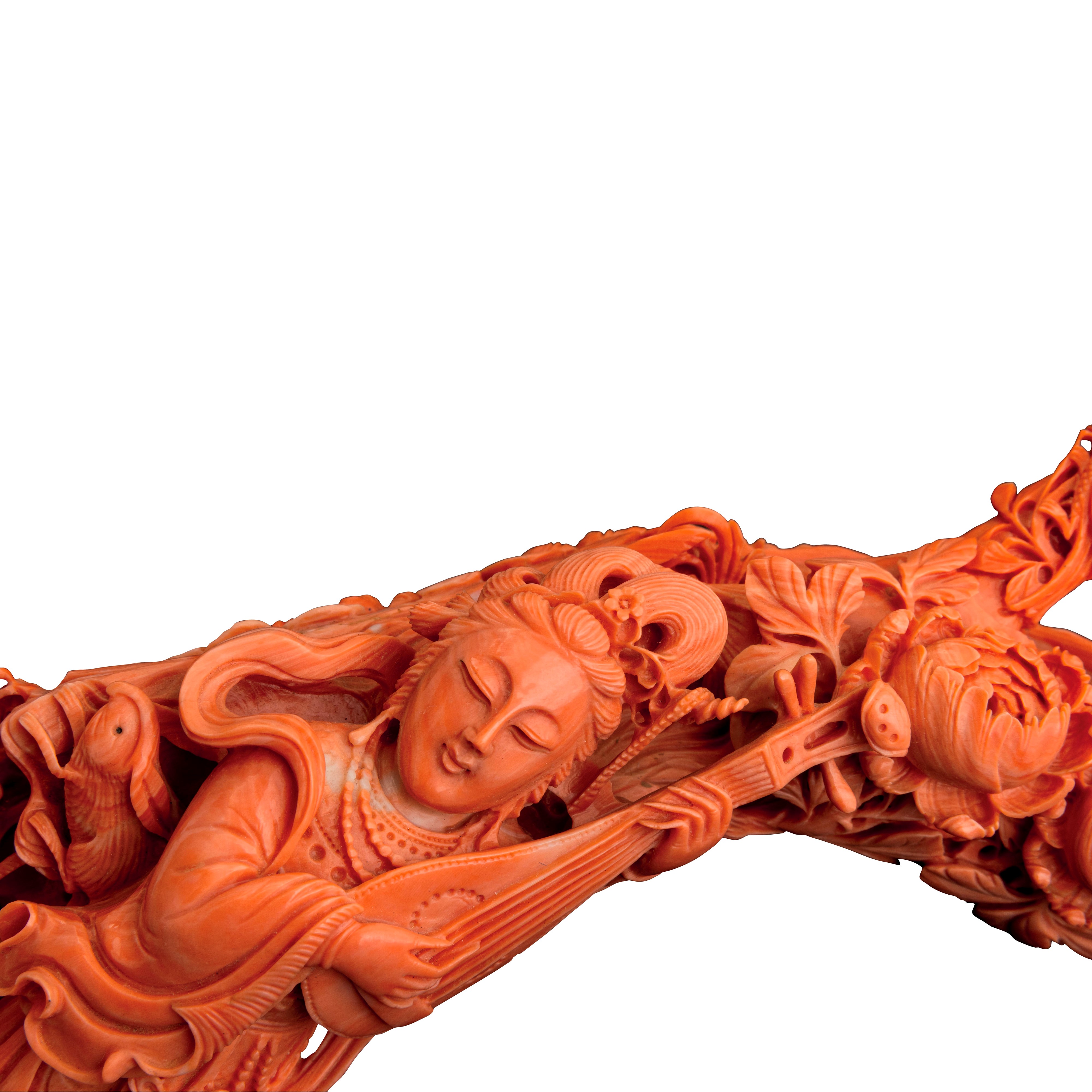 Grande Gruppo Scolpito in Corallo Raffigurante Guanyin con Ruyi e Fanciulla Musicante, Decoro con...