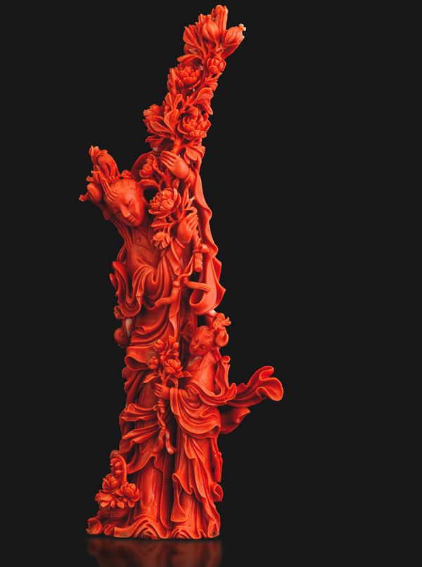 Figura di Guanyin con fiori tra le mani e fanciulla scolpite in corallo rosso, Cina, Dinastia Qing, XIX secolo