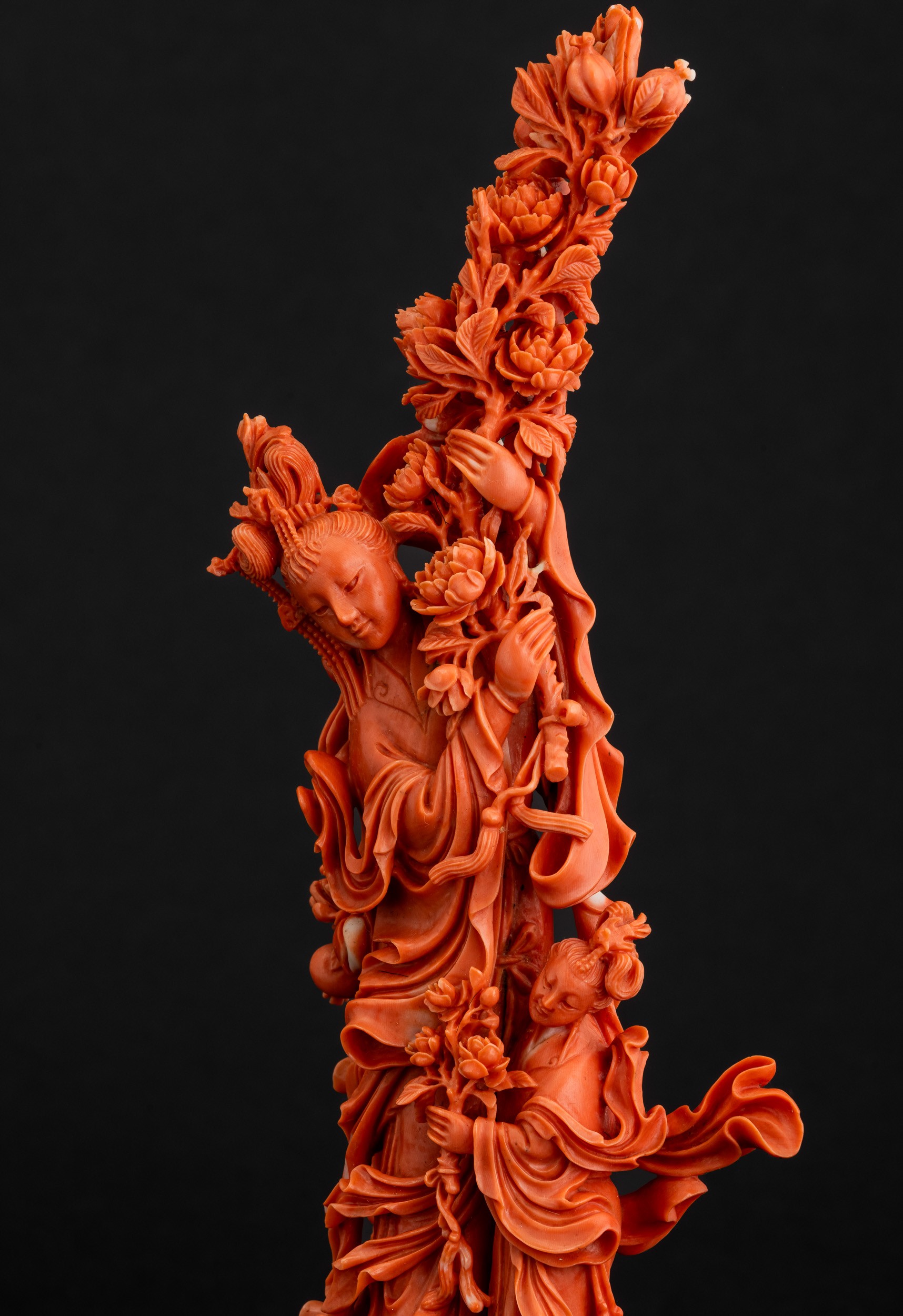 Cina, Dinastia Qing, Figura di Guanyin in corallo rosso con fiori tra le mani e fanciulla scolpit...