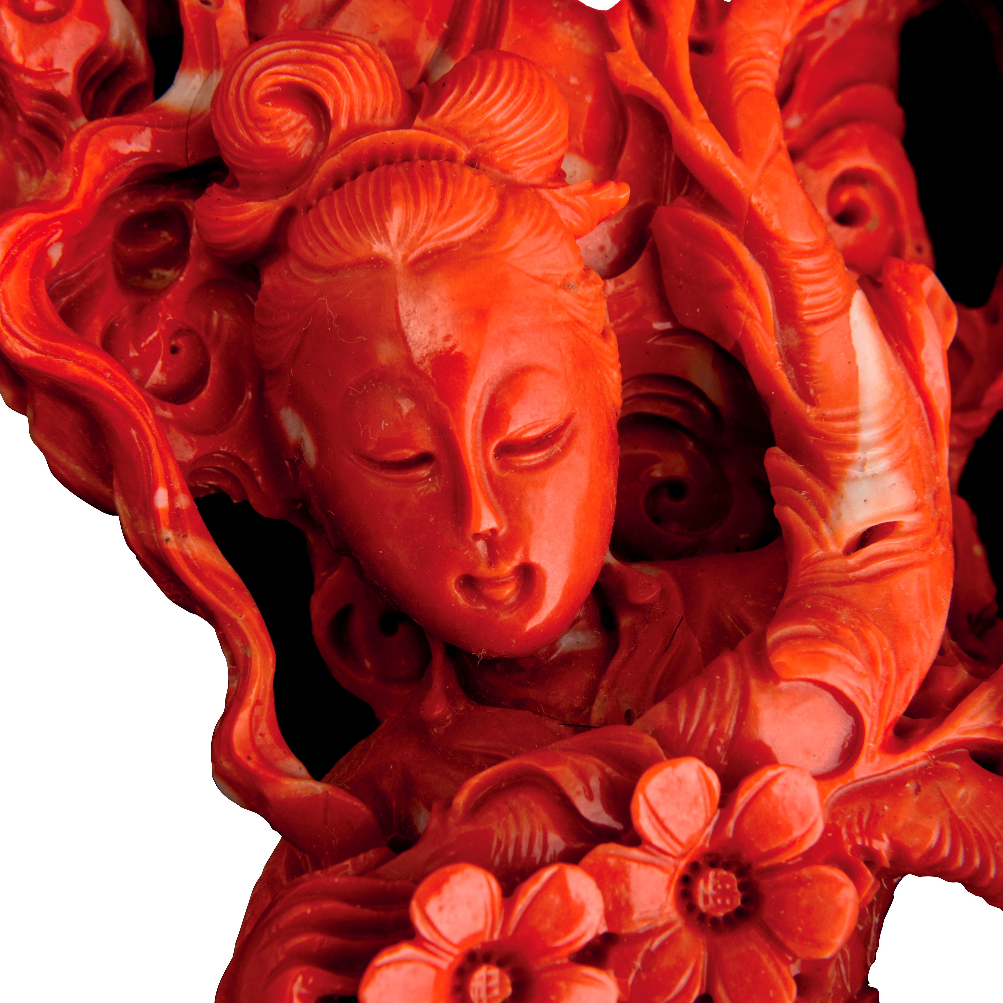 Importante Gruppo Scolpito in Corallo Rosso Raffigurante Guanyin con Fanciulle e Scoiattoli, Moti...