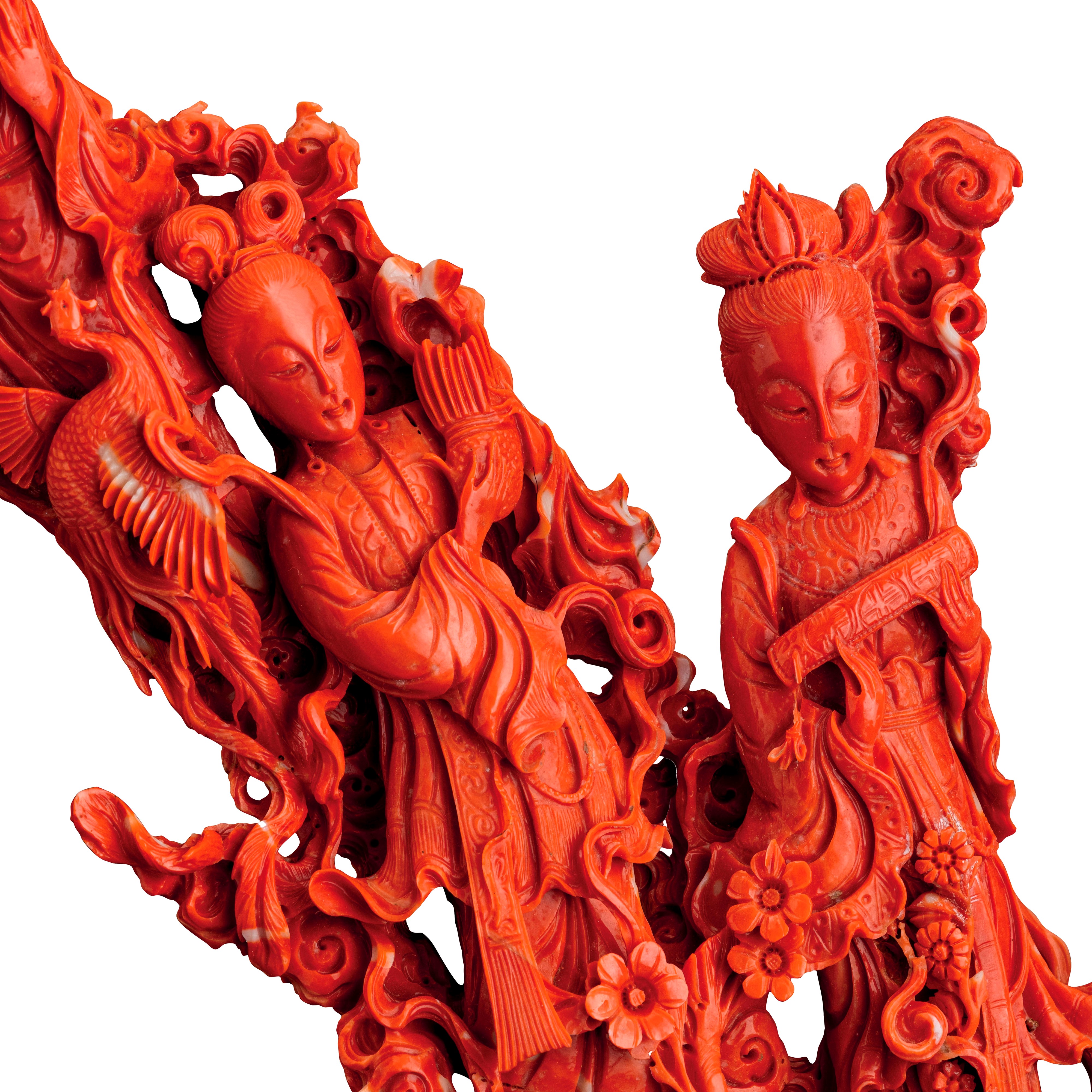 Importante Gruppo Scolpito in Corallo Rosso Raffigurante Guanyin con Fanciulle e Scoiattoli, Moti...