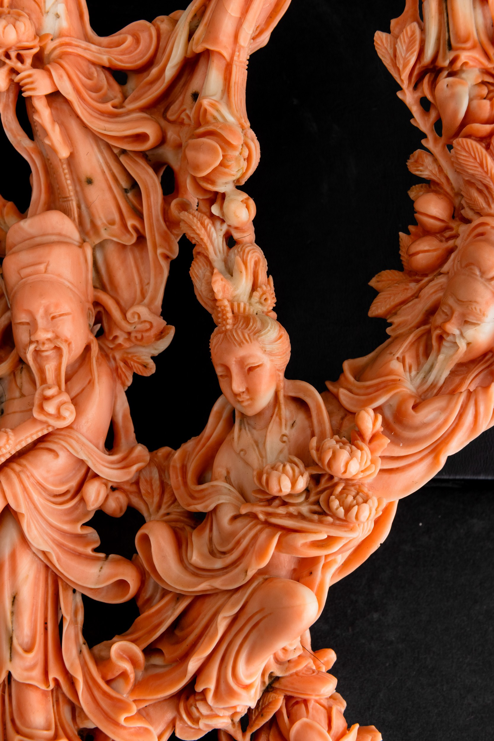 Cina, Dinastia Qing (XIX secolo), Grande gruppo scolpito in corallo con dignitario e fanciulle/ba...
