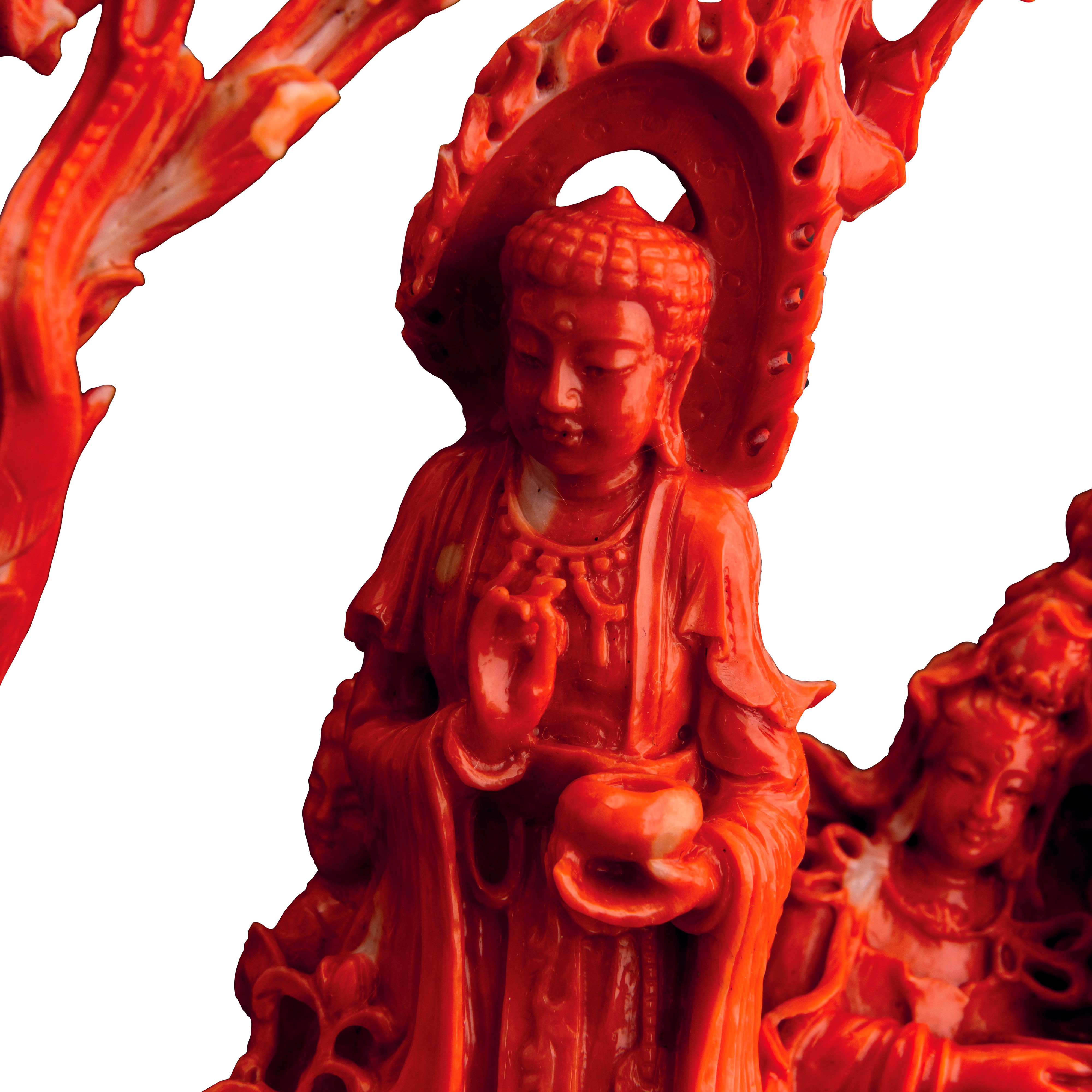 Grande Gruppo in Corallo Scolpito Raffigurante Buddha con Guanyin e Bambini, Cina, Dinastia Qing,...
