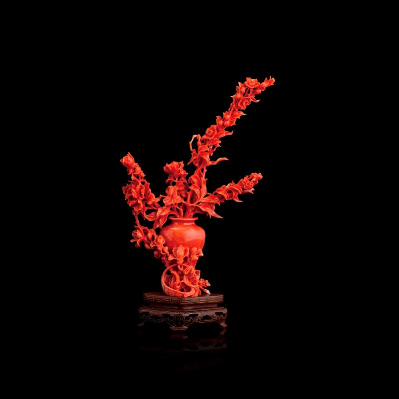 Vaso scolpito in corallo rosso con decori floreali a rilievo, Cina, Dinastia Qing, XIX secolo  - Asta Fine Asian Works of Art - Cambi Casa d'Aste