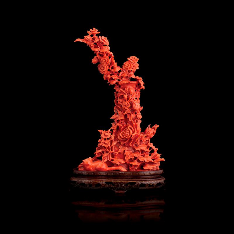 Scultura in corallo rosso raffigurante volpe su uno sfondo di fiori a rilievo, Cina, Dinastia Qing, fine XIX secolo  - Asta Fine Asian Works of Art - Cambi Casa d'Aste
