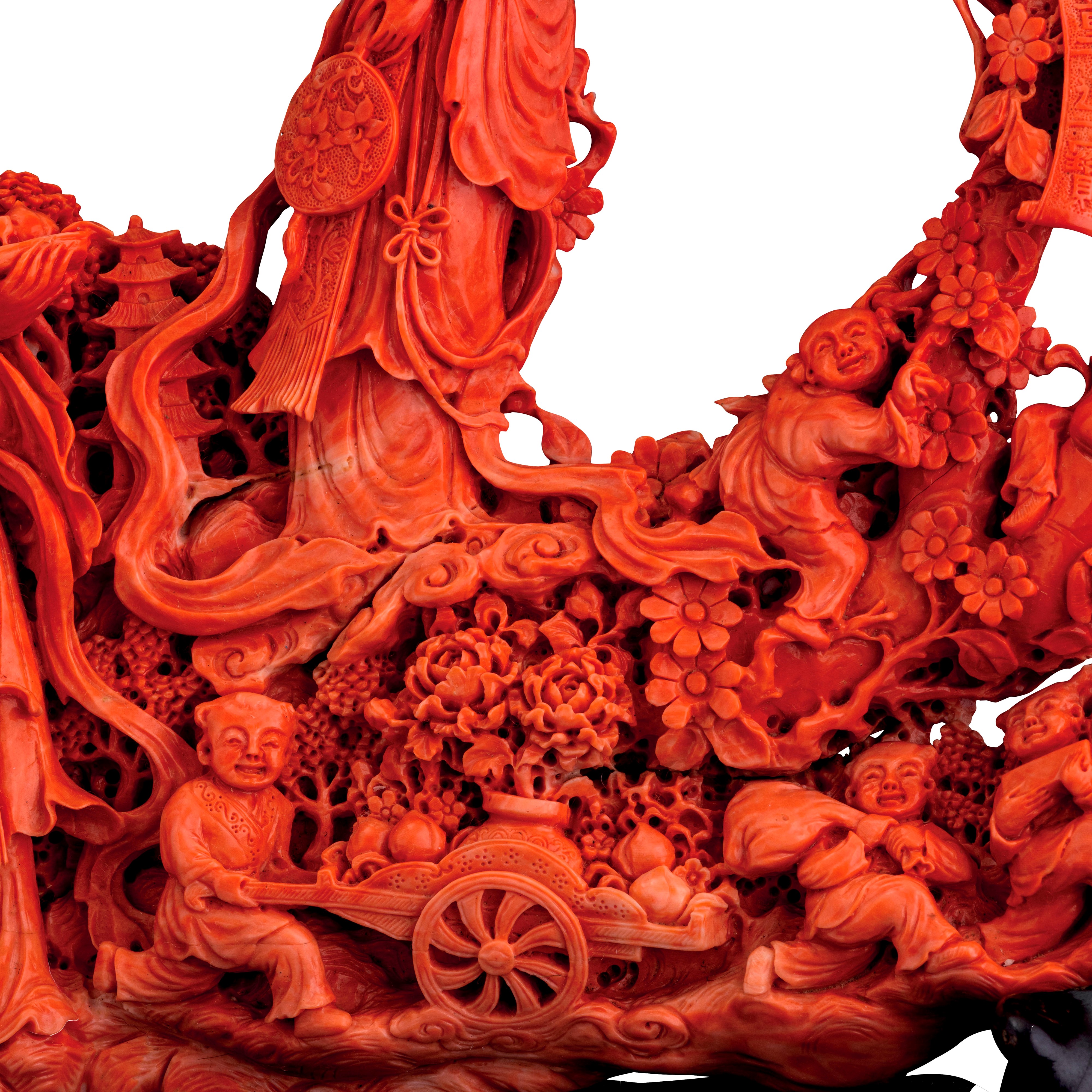 Importante e Monumentale Corallo Rosso Scolpito con Raffigurazioni di Guanyin, Fanciulle e Vegeta...