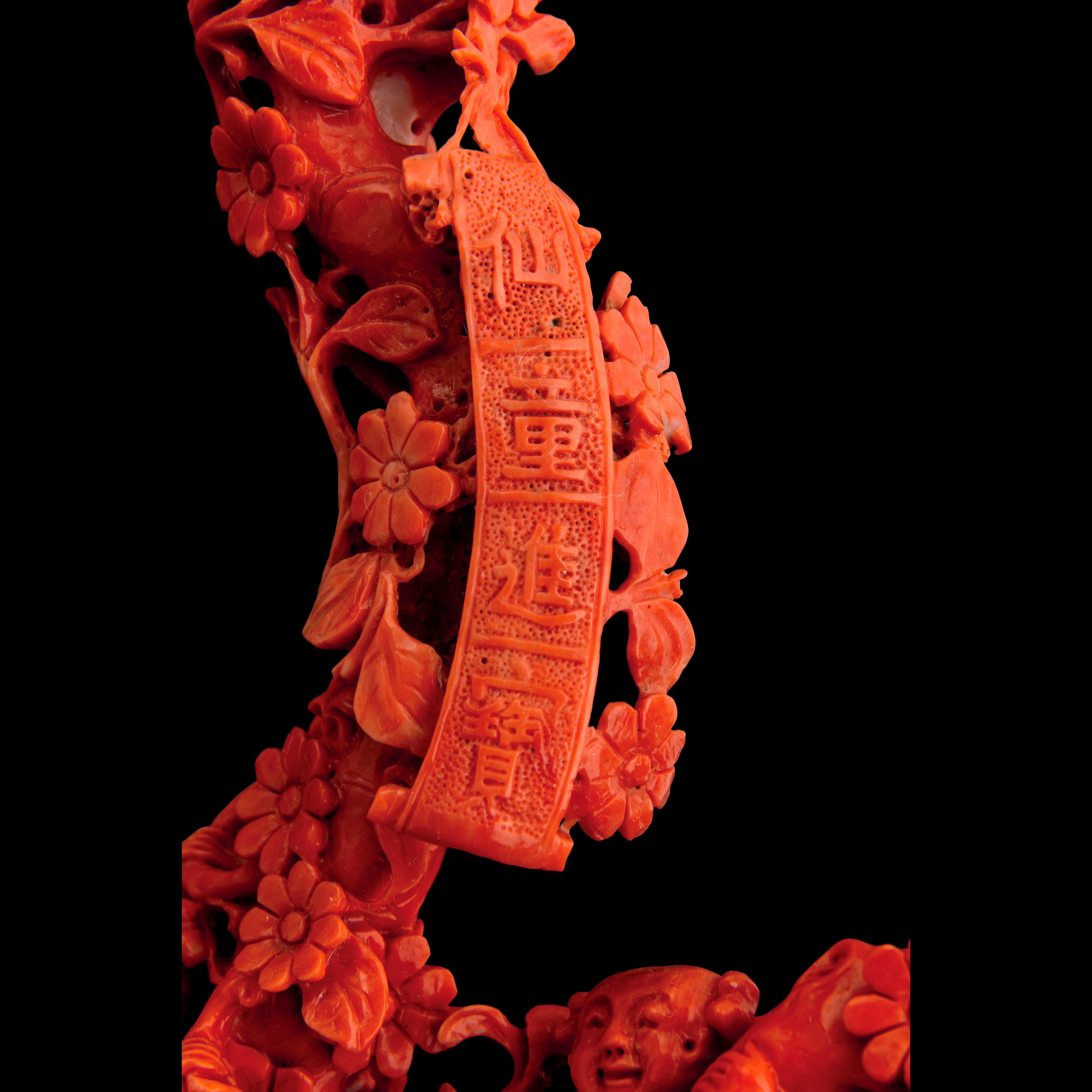 Importante e Monumentale Corallo Rosso Scolpito con Raffigurazioni di Guanyin, Fanciulle e Vegeta...