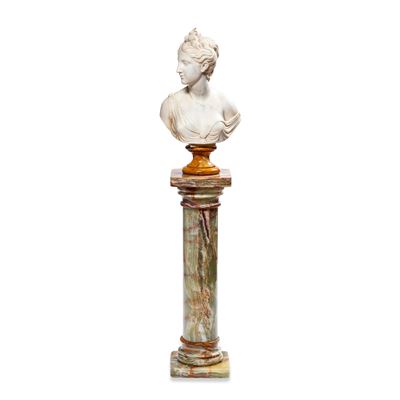Scultore del XIX secolo, Diana, scultura in marmo bianco e onice su colonna