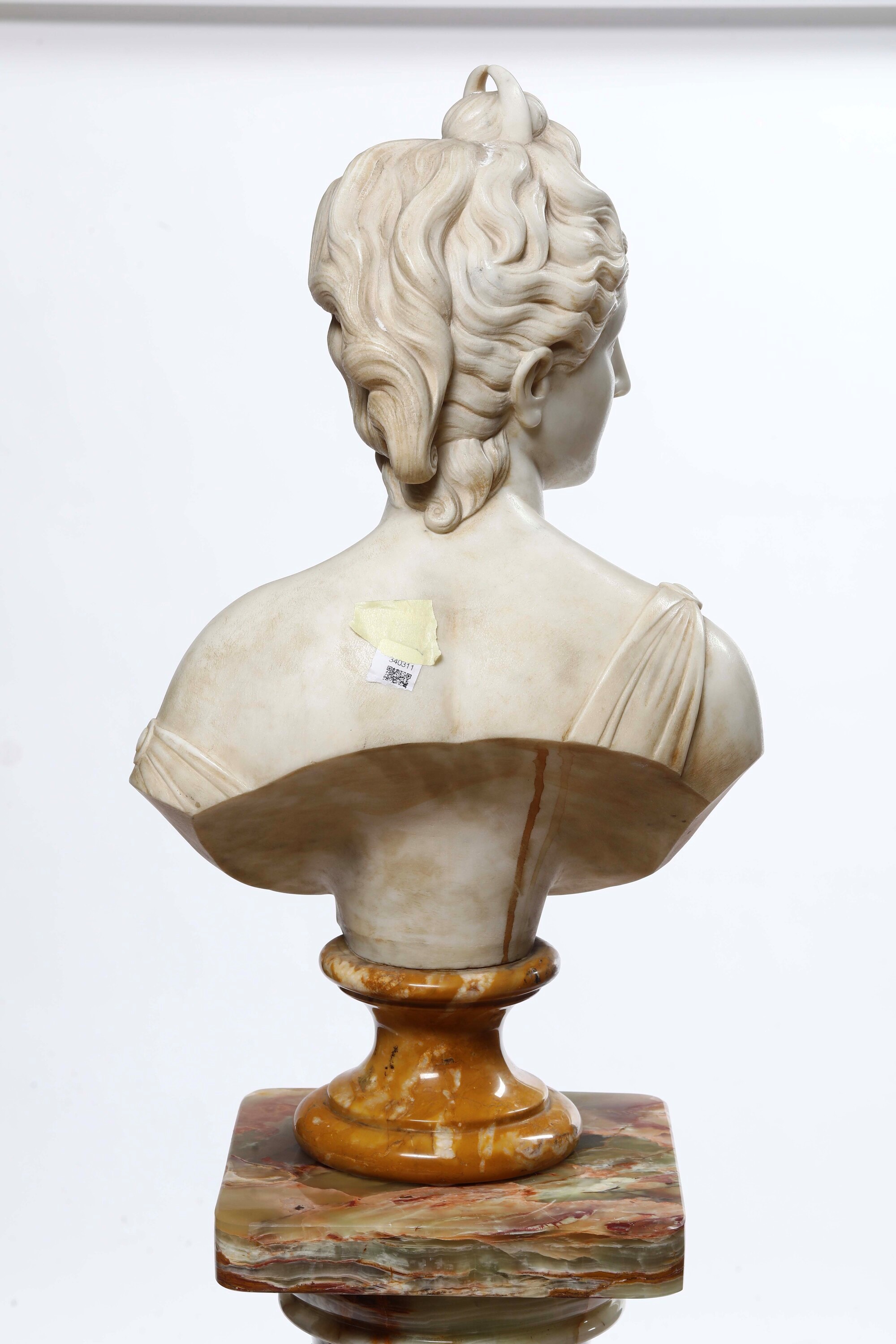Scultore del XIX secolo, Diana, scultura in marmo bianco e onice su colonna