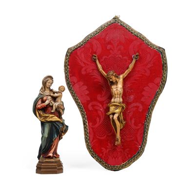 Due sculture in legno laccato raffiguranti la Madonna con Bambino e il Crocifisso