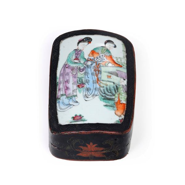 Scatola in legno con placca in porcellana Famiglia Verde raffigurante fanciulle, Cina, XIX secolo