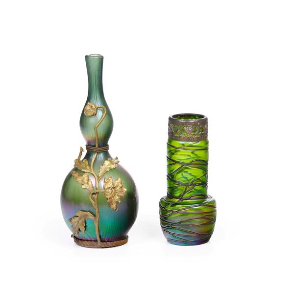 Due vasi in vetro verde e metallo. Vienna XX secolo