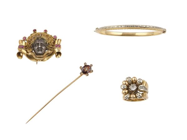 Lotto composto da un anello, un bracciale rigido, una spilla ed uno spillone