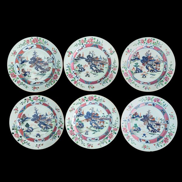 Lotto composto da sei piatti in porcellana Famiglia Rosa raffigurante paesaggio montano con decori floreali, Cina, Dinastia Qing, XVIII secolo