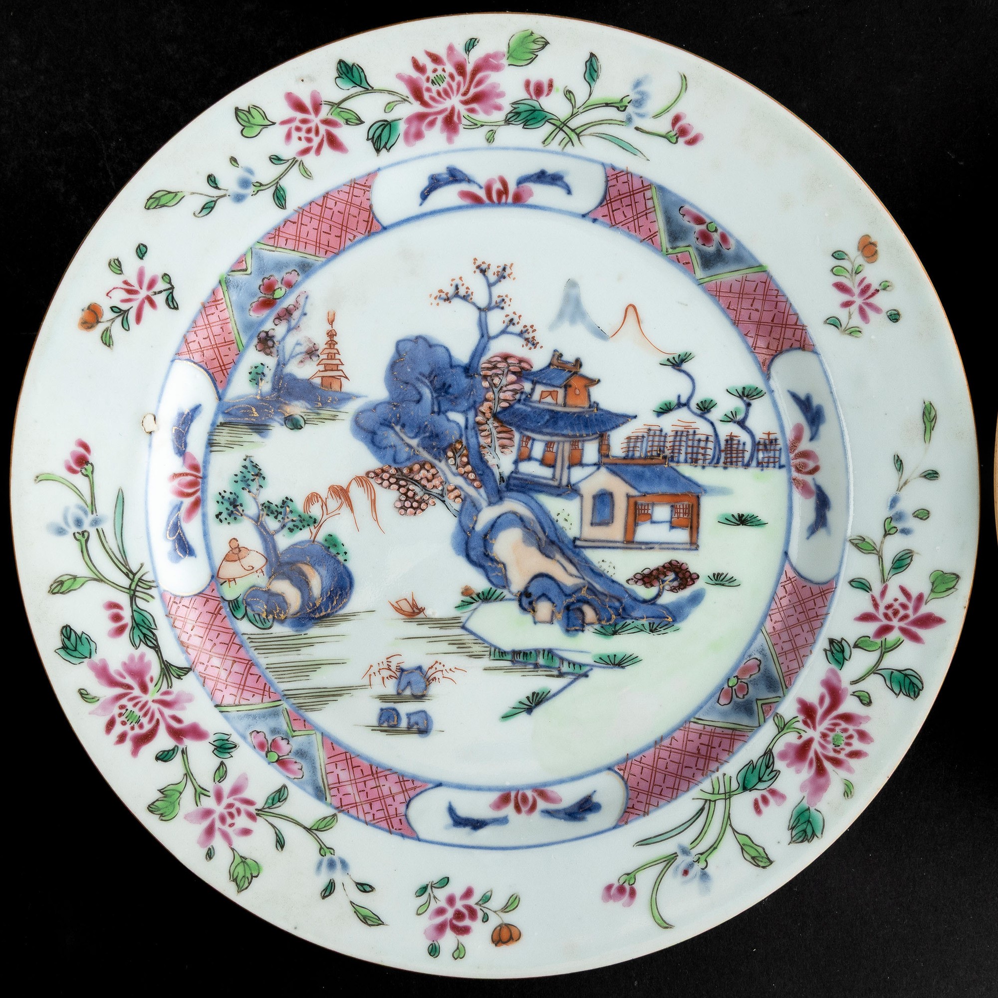Cina, sei piatti in porcellana della Famiglia Rosa con paesaggio montano e decori floreali, Dinas...