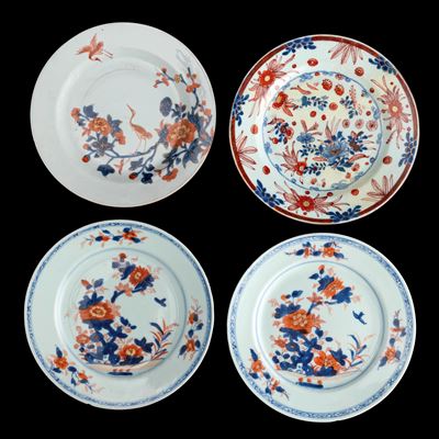 Lotto Composto da Quattro Piatti in Porcellana Imari con Decori Floreali, Cina, Dinastia Qing, Ep...