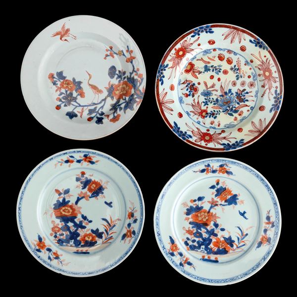 Lotto composto da quattro piatti in porcellana Imari con decori floreali, Cina, Dinastia Qing, epoca Qianlong (1736-1796)