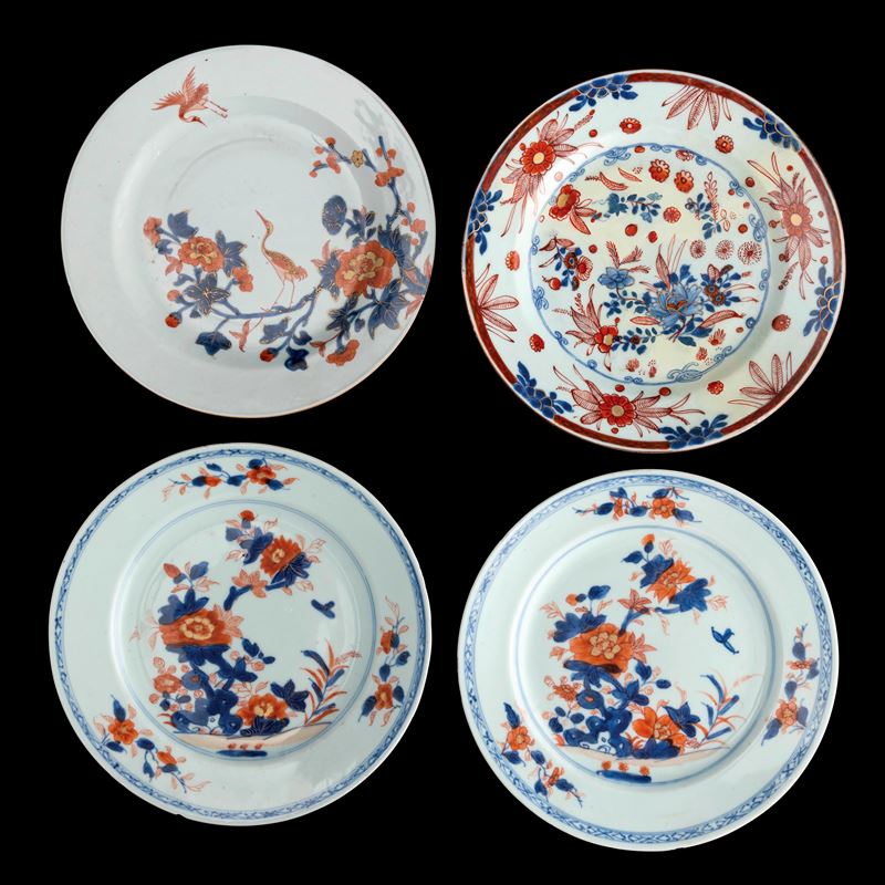 Lotto composto da quattro piatti in porcellana Imari con decori floreali, Cina, Dinastia Qing, epoca Qianlong (1736-1796)  - Auction Fine Asian Works of Art - Cambi Casa d'Aste