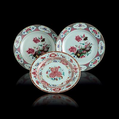 Lotto Composto da Tre Piatti in Porcellana Famiglia Rosa con Decori Floreali, Cina, Dinastia Qing...