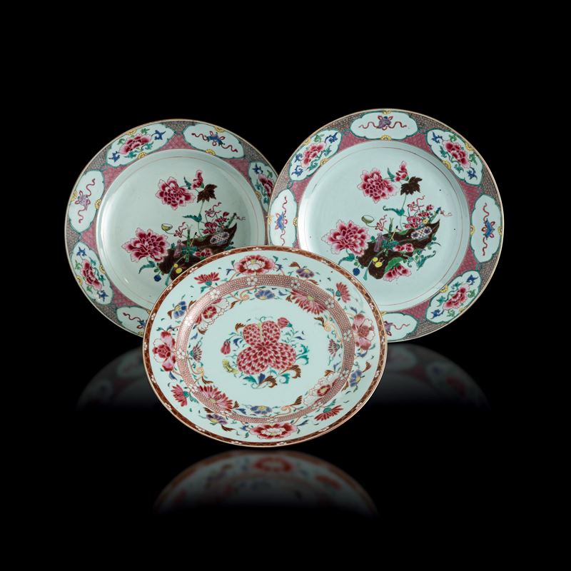 Lot consisting of three Famiglia Rosa porcelain plates with floral decorations, China, Qing Dynasty, 18th century  - Auction Fine Asian Works of Art - Cambi Casa d'Aste
