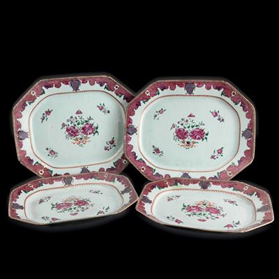 Lotto Composto da Quattro Vassoi in Porcellana Famiglia Rosa con Decori Floreali, Cina, Dinastia ...