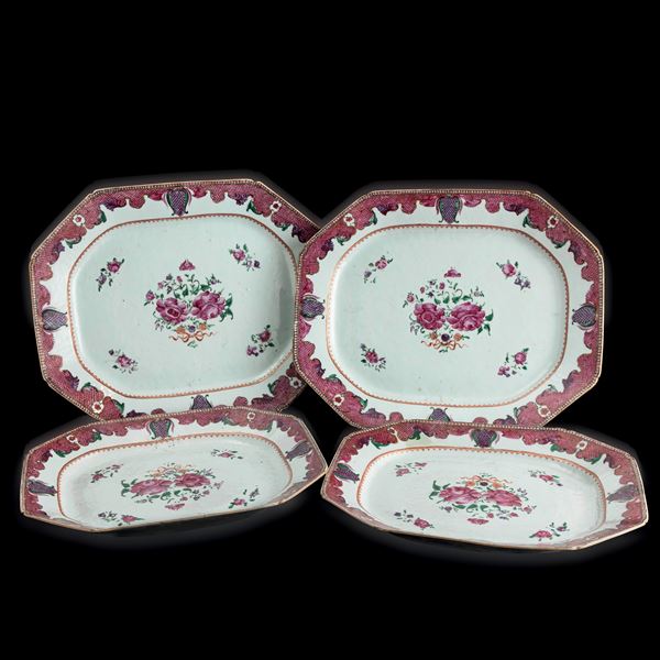 Lotto composto da quattro vassoi in porcellana Famiglia Rosa con decori floreali, Cina, Dinastia Qing, epoca Qianlong (1736-1796)