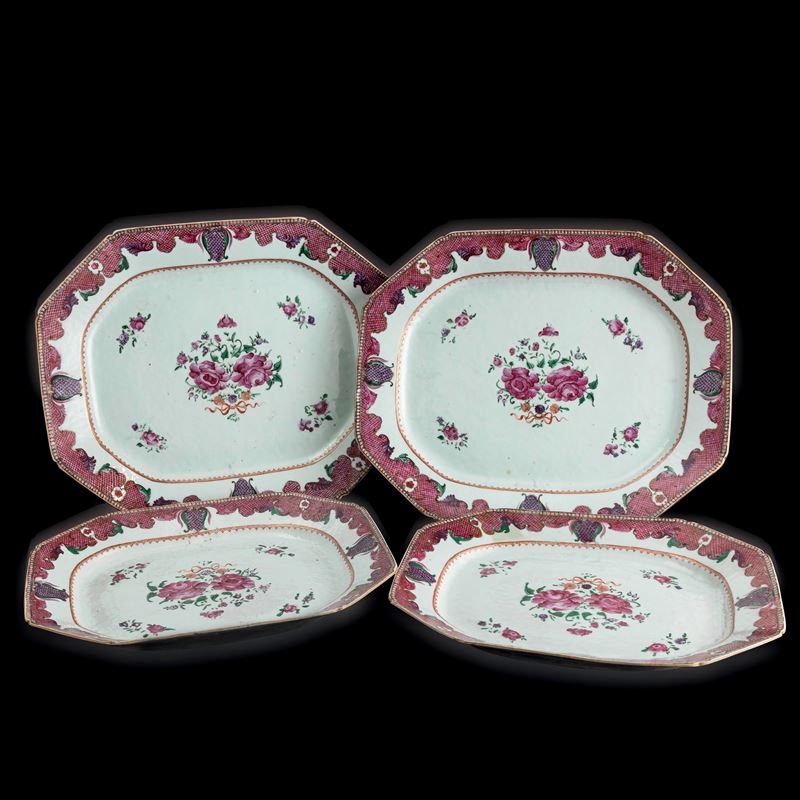 Lotto composto da quattro vassoi in porcellana Famiglia Rosa con decori floreali, Cina, Dinastia Qing, epoca Qianlong (1736-1796)  - Asta Fine Asian Works of Art - Cambi Casa d'Aste