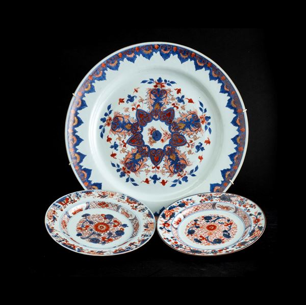 Lotto composto da tre piatti in porcellana Imari con motivi floreali, Cina, Dinastia Qing, epoca Qianlong (1736-1796)