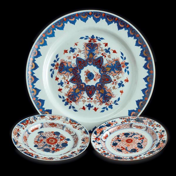 Lotto composto da tre piatti in porcellana Imari con motivi floreali, Cina, Dinastia Qing, epoca Qianlong (1736-1796)