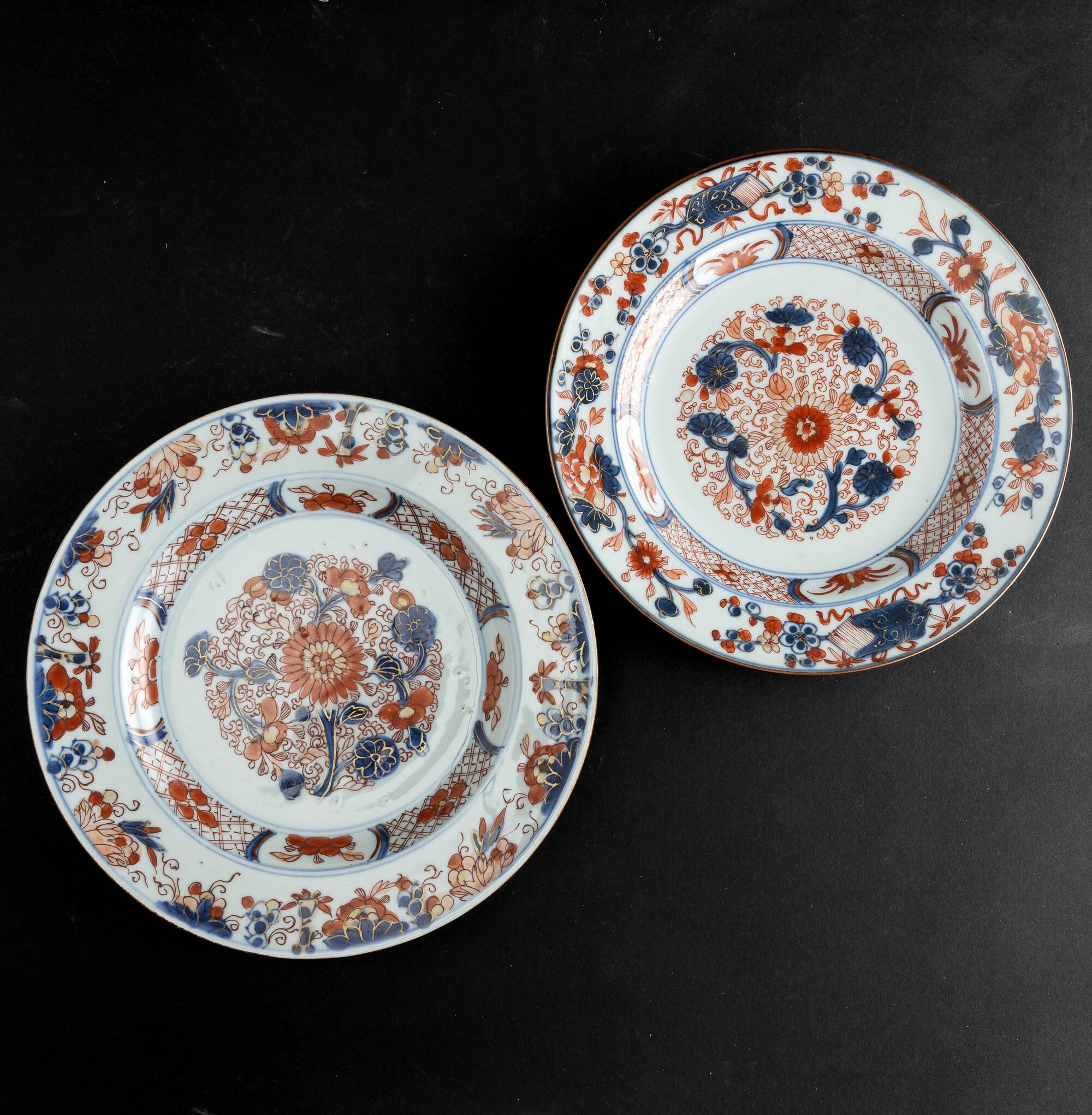 Cina, Dinastia Qing (epoca Qianlong, 1736-1796), Lotto di tre piatti in porcellana Imari con moti...