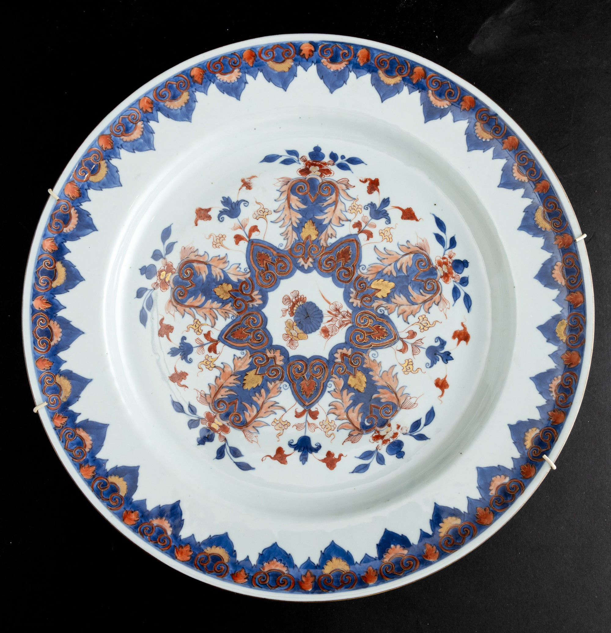 Cina, Dinastia Qing (epoca Qianlong, 1736-1796), Lotto di tre piatti in porcellana Imari con moti...